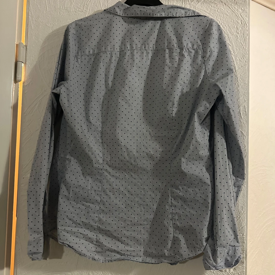 Blåvit prickig skjorta från H&M - 1