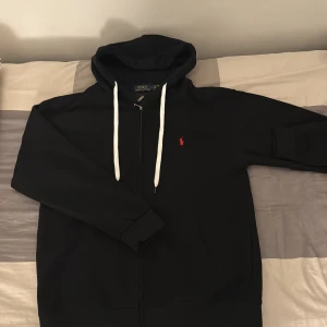 Svart hoodie från Polo Ralph Lauren S - Svart hoodie från Polo Ralph Lauren i storlek XL barn alltså i vanlig storlek är det S. Helt ny oanvänd, priset kan diskuteras vid snabb affär☺️