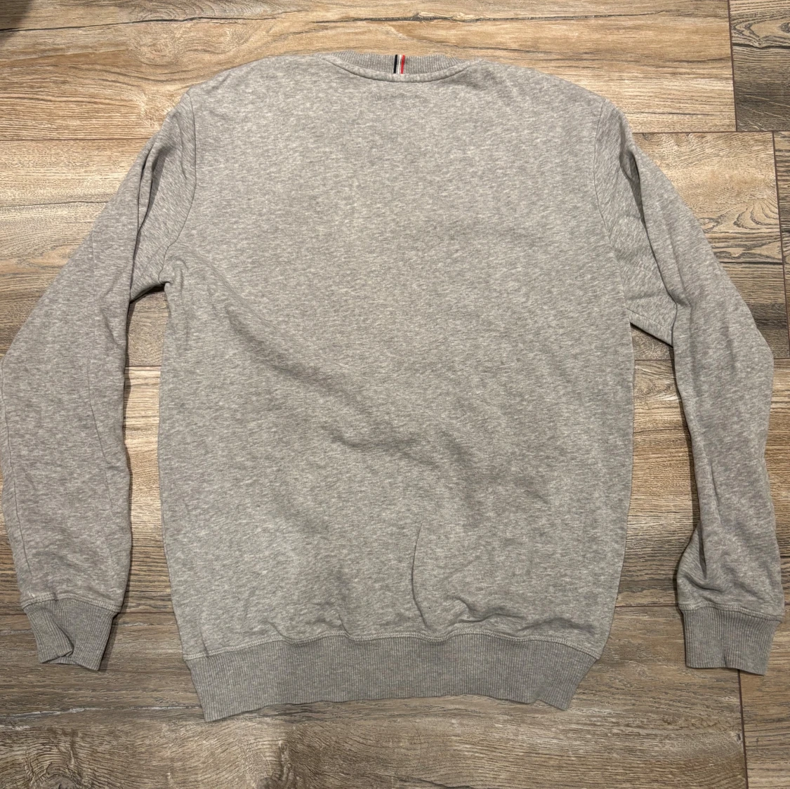 Grå sweatshirt från Les Deux - 1