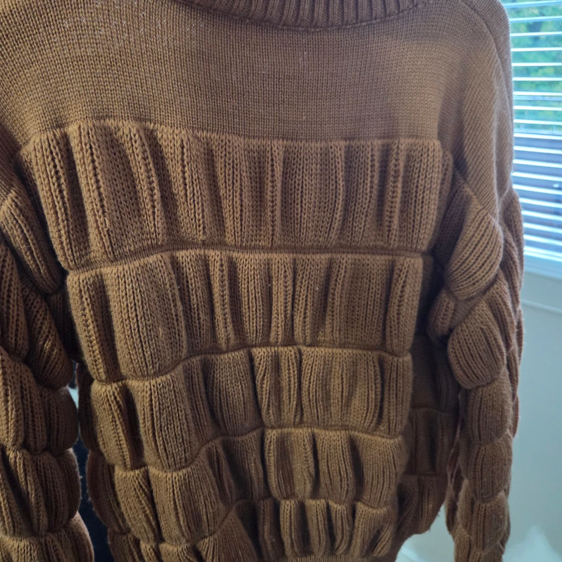 Brun stickad tröja med polokrage - 1