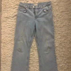 Ljusblåa bootcut jeans  - Säljer ett par ljusblå jeans från Gina i klassisk femficksmodell. Jeansen har raka ben med en liten bootcut och normal passform, tillverkade i mjukt denimtyg. Perfekta för en avslappnad och stilren look.
