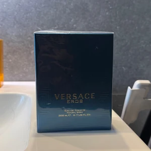 Versace Eros edt 200ml - Versace Eros Eau de Toilette, 200 ml. Tillverkad i Italien. Ingredienser: alkohol denat., parfym, aqua, limonene, ethylhexyl methoxycinnamate, butyl methoxy dibenzoylmethane, ethylhexyl salicylate, coumarin, linalool, alpha-isomethyl ionone, citronellol, citral, geraniol, cinnamal, eugenol.Obs, jag öppnade klistret men bara för att testa den.