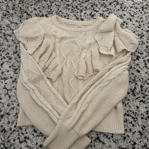 Beige stickad tröja med volang från ONLY - Säljer denna super fina tröjan från ONLY i storlek XS för den inte kommer till användning. Den är inte använd många ggr o är i ett bra skick. Kostade runt 400kr om jag minns rätt och finns inte kvar på hemsidan, därav mitt pris eftersom den är i ett bra skick. Priset kan diskuteras💕