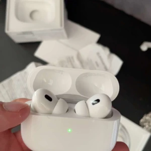 AirPods Pro 2 (2nd generation) med MagSafe-laddningsetui - Säljer ett par AirPods Pro 2 (2nd generation) med MagSafe-laddningsetui. Komplett med originalkartong, kvitto och tillbehör. Hörlurarna är i mycket fint skick, inga synliga repor eller skador. Perfekt för dig som vill ha aktiv brusreducering och hög ljudkvalitet.
