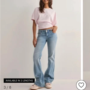 Ljusblå bootcut jeans från Nelly - Snygga ljusblå jeans från Nelly med bootcut passform och klassisk femficksdesign. Jeansen har låg midja och är tillverkade i mjukt denimtyg. Bakfickorna har dekorativa sömmar i rosa. Perfekta för dig som gillar en avslappnad men trendig look. Jag är 178cm och de är lite långa på mig så perfekta för alla långa tjejer där ute ❤️