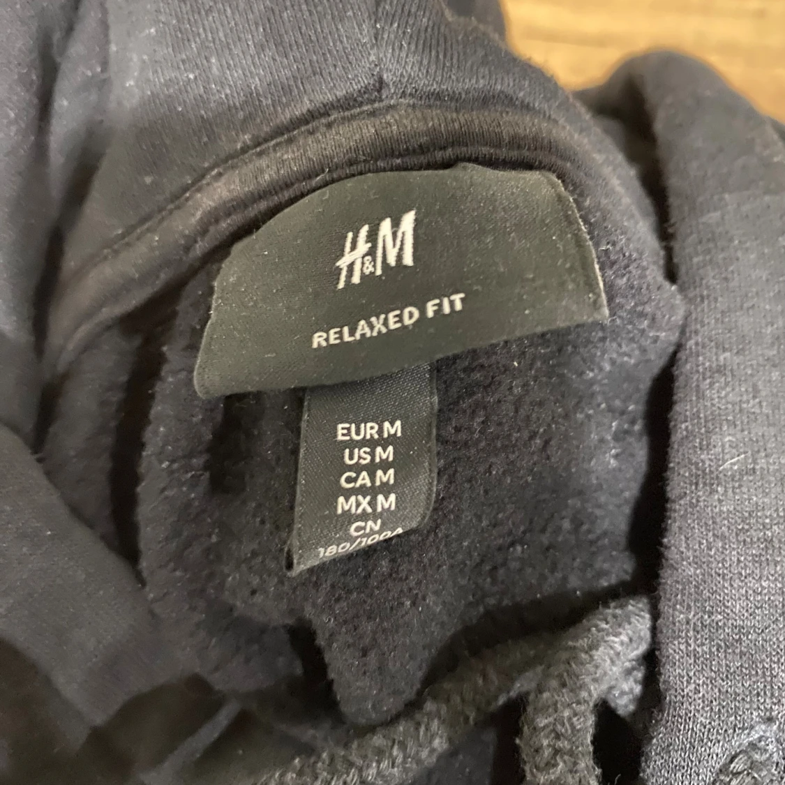 Svart hoodie med tryck från H&M - 1