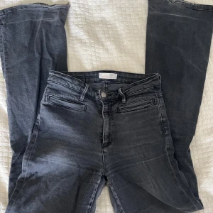 Bootcut jeans - Bootcut jeans från Odd Molly i storlek 28, tecken på användning i sista bilden! Skriv om ni har frågor på mått💕💕