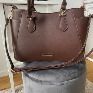 Brun väska - Helt ny oanvänd handväska med prislapp kvar från Anna field💕