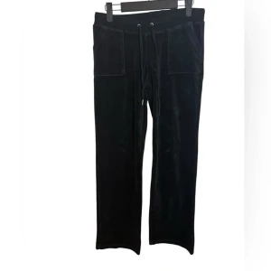 Svarta Juicy byxor  - Har slitningar längst nere, ett hål som ej syns i fickan (lätt att sy) och en fläck jag tror är lim. Pris kan diskuteras!!