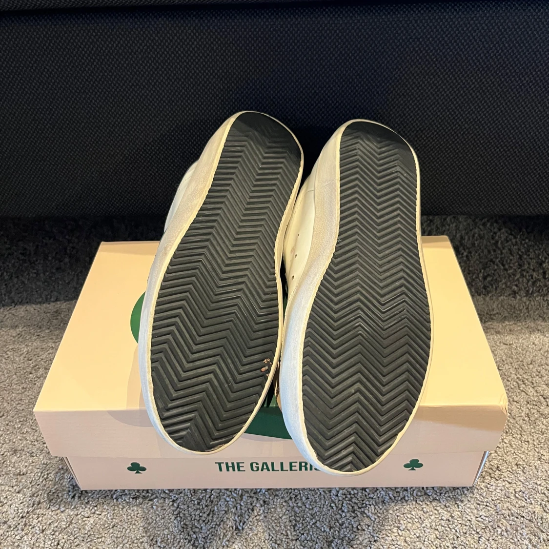 The Gallerist vita och gröna sneakers - 3