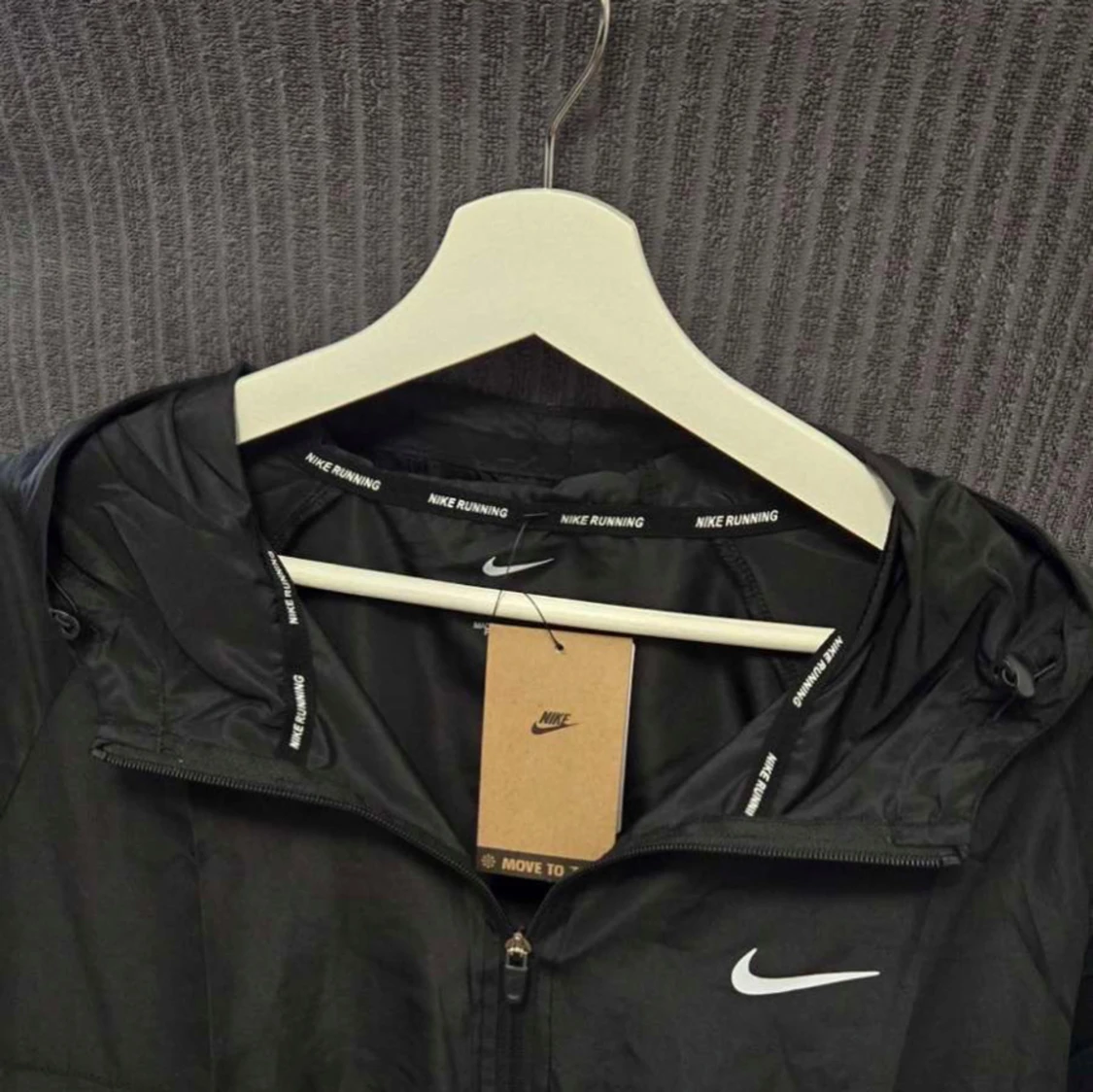 Svart vindjacka från Nike Running