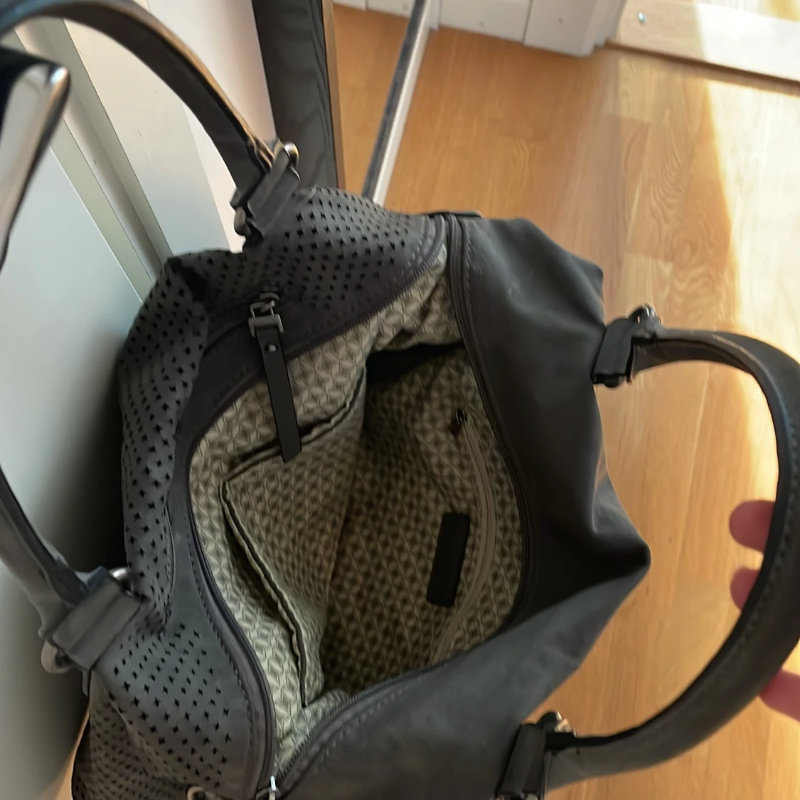 Svart axelväska i skinn med stjärndetaljer - 1