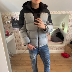 Ralph lauren jacka - Säljer denna snygga Ralph lauren jackan!⭐️Skick : NYSKICK / NYPRIS = 4000kr!🙌Storlek 18-20 vilket är S!🤝Modellen e ca 173!👍Hör gärna av er om ni har funderingar!⭐️