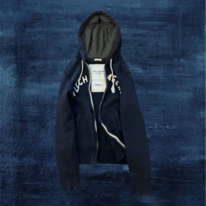 Abercrombie and fitch hoodie - As fet Abercrombie and fitch hoodie i storlek S. Riktigt nice design och distressing. Kan tänka mig gå ner lite i pris vid snabb affär! 