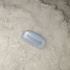 Rakbladshuvud - Ett rakbladshuvud från gamla Estrid med ljusblått plasthölje och skydd, perfekt för att byta ut på din rakhyvel. Kompakt och smidigt att ta med i necessären. Passar de flesta vanliga rakhyvlar.