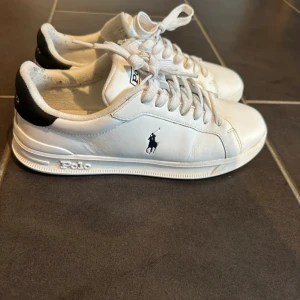 Polo Ralph Lauren sneakers - Snygga vita sneakers från Polo Ralph Lauren med svart detalj på hälen och klassisk logga på sidan.  Köpta på vinted men för små 💕