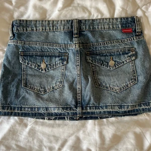 Blå jeanskjol  - Snygg jeanskjol med coola fickor