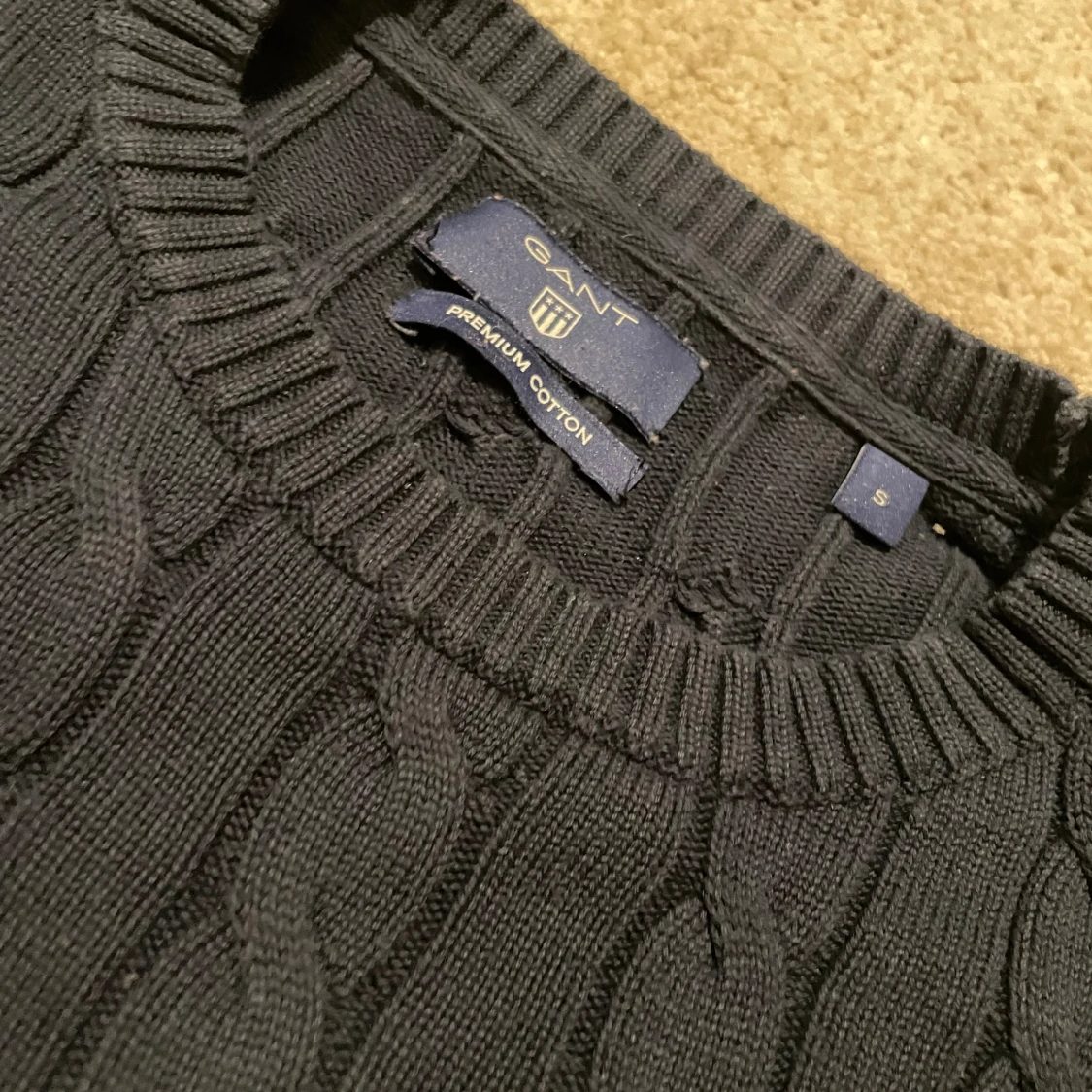 Mörkblå kabelstickad tröja från Gant - 2