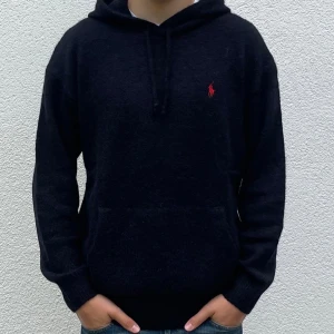Ralph Lauren hoodie stickad  - Hej! Säljer nu denna stickade Ralph Lauren hoodie. Storlek M - modellen på bild är 182 cm och väger ca 72 kg. Skick 10/10 (helt ny). Nypris på denna är ca 3800 och mitt pris är 2000 (pris kan diskuteras vid snabb affär) Hör gärna av er vid minsta fundering eller fråga. MVH Pelle
