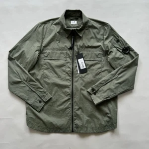 Cp Company Overshirt Jacka - Tju, säljer en Cp Comapny Overshirt/jacka✅ Den är stämplad som XL men passar Medium! 