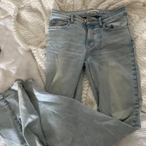 Ljusblå jeans bootcut - Säljer ett par ljusblå jeans från Gina tricot. Jeansen har normal midja och är bootcut tillverkade i mjukt denimtyg. Perfekta för en avslappnad och trendig look. Midjemåttet rakt över är ca 35 cm fast dem har väldigt mycket stretch.💓har lite slitningar längst ner men inget som man tänke rpå