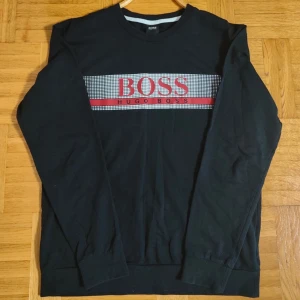 Hugo Boss Sweatshirt  - Helt ny tröja från varumärket Hugo boss till salu, Tröjan är i storlek M och aldrig använd, Väldigt bekväm och passar till alla tillfällen.  PRIS KAN DISKUTERAS!