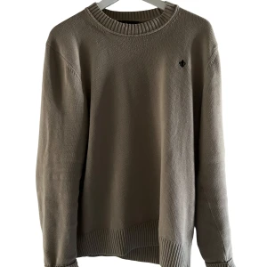 Beige stickad tröja från Morris  - Morris tröja i L men sitter som M. Killen på bilden är 177 cm och 65 kg. Pris kan diskuteras 
