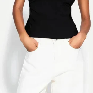 Svart bandeau tubtopp☺️ - Enkel och stilren svart bandeau tubtopp i stretchigt material. Toppen är axelbandslös och sitter tight mot kroppen, perfekt att matcha med jeans eller kjol. Snygg minimalistisk look som funkar året runt.