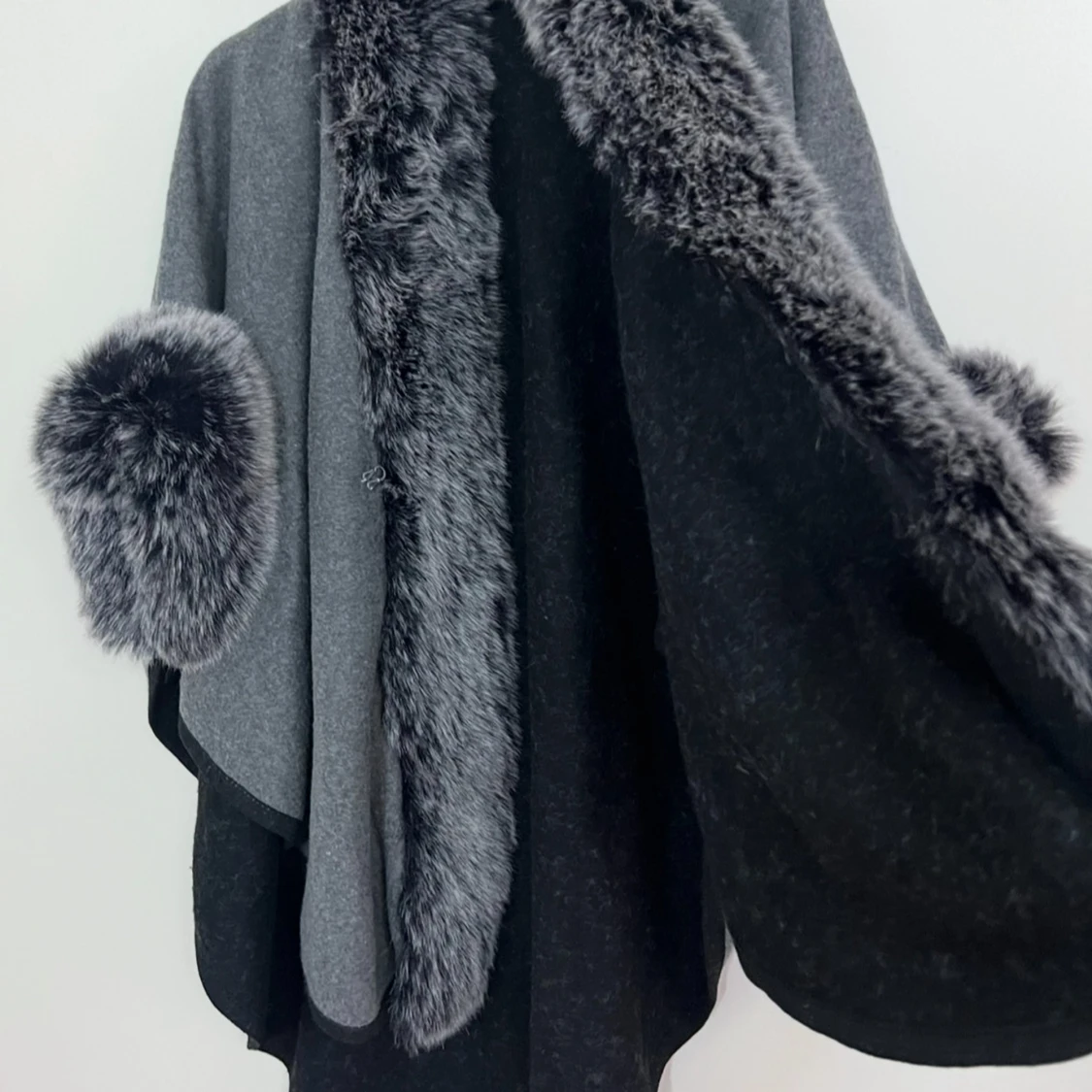 Grå kappa med fuskpälsdetaljer - 4