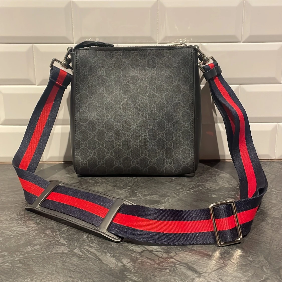 Svart axelväska med mönster - 1