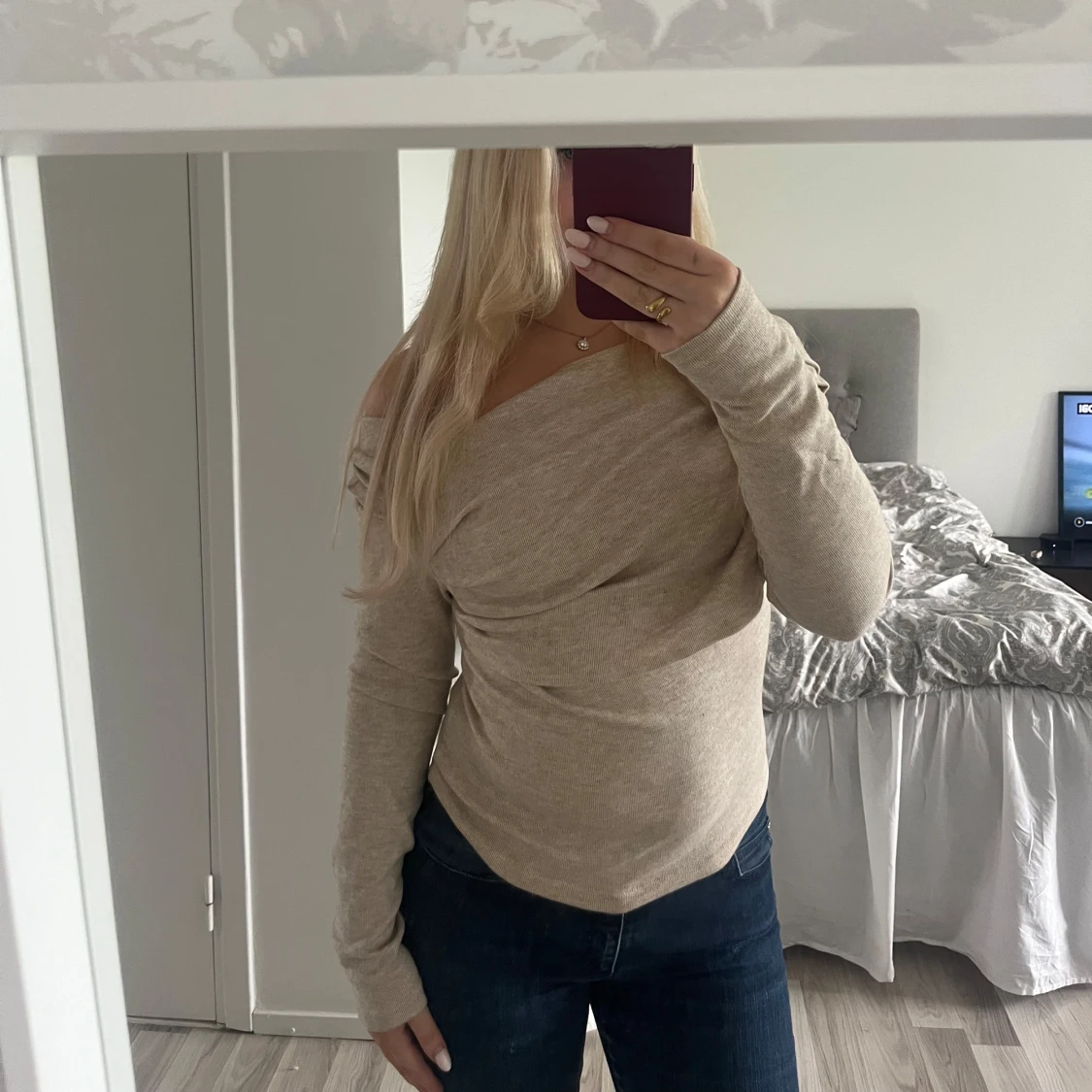 Beige offshoulder stickad tröja - 1