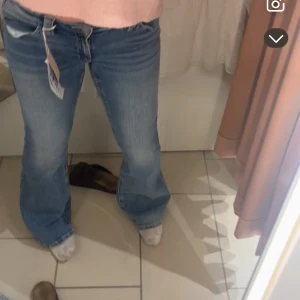 Gina tricot low waist jeans  - Säljer gina tricots ”14+ for real low waist jeans” dom har diamanter på fickorna, jag har aldig använt dom så de är ny skick💕 diskuterar gärna priset. Dom är i 170 och jag har vanligt viss S eller M i jeans, kolla hemsidan ifall ni vill ha måtten