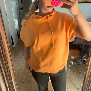 Orange hoodie - Jättesöt kortärmad hoodie som knappt är använd!🥰🥰