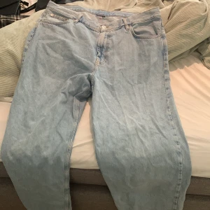 Ljusblå jeans från Sweet Skateboarding - Ljusblå jeans från Sweet Skateboarding Company med klassisk femficksdesign och broderad logga på insidan. Jeansen har raka ben och normal passform, perfekta för en avslappnad streetstil. Tillverkade i slitstarkt bomullsjeansmaterial.