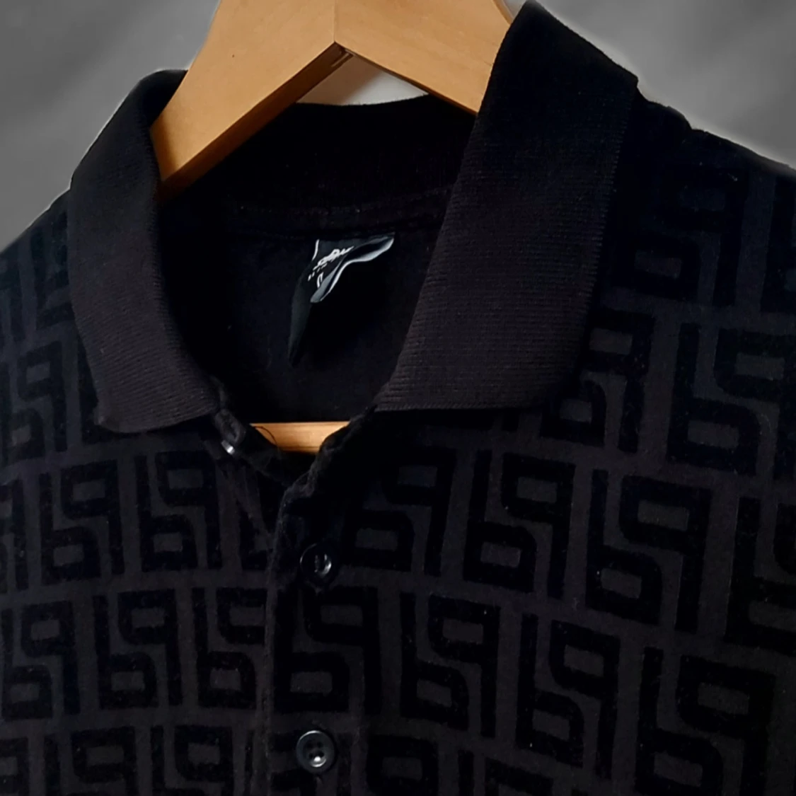 Svart mönstrad pikétröja från Siksilk - 1