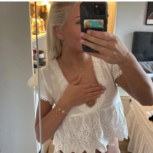 Somrig blus - Jättefin blus som är så somrig, tvekar lite på att sälja 🙂‍↕️Den är köpt här på Plick och har endast använts 2 ggr, men den har inga defekter, mycket bra skick. Kontakta mig gärna vid frågor. 💕☺️
