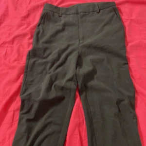 Svarta kostymbyxor med normal passform - Snygga svarta kostymbyxo. Har använts ett par gånger.