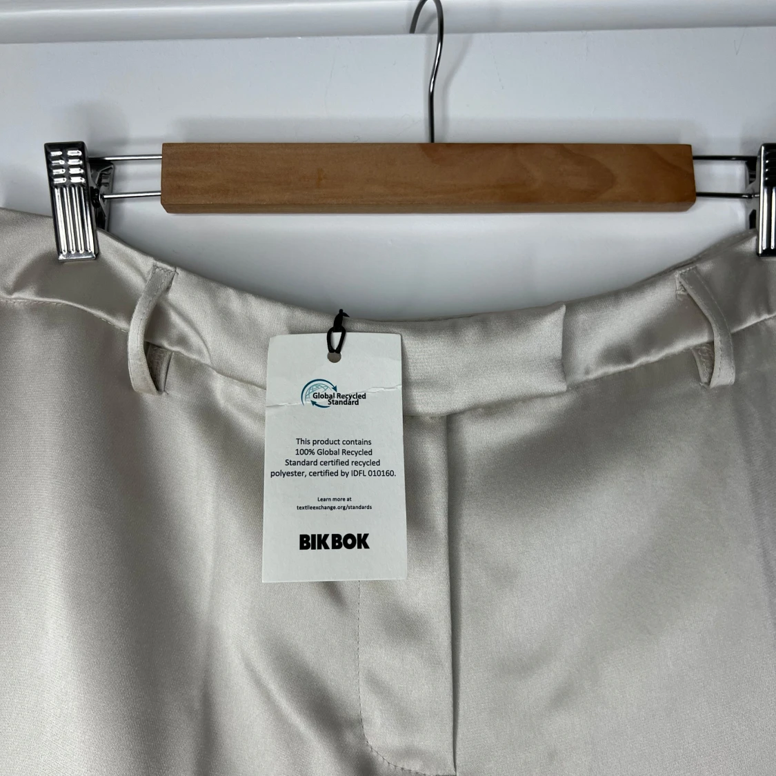 Champagnefärgade kostymbyxor BikBok (M/L - 2