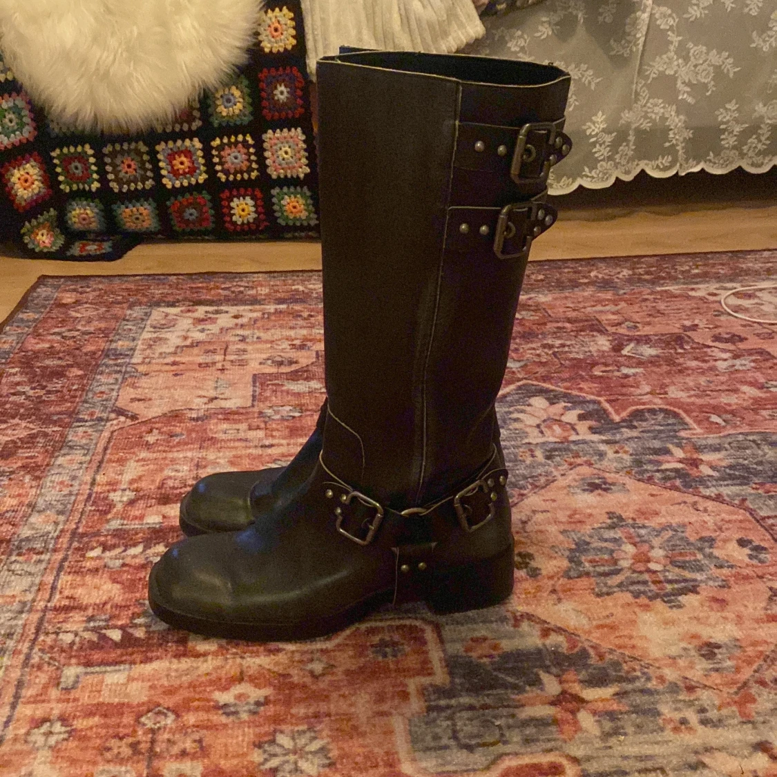 Svarta höga boots med spännen - 1