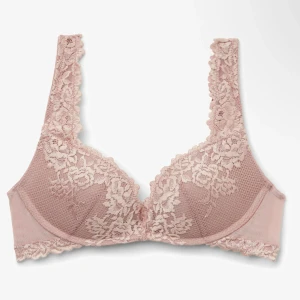 Intimissimi bh 80b - Supersöt bh i ljusrosa från Intimissimi med vackra spetsdetaljer och blommigt mönster. Bh:n har breda axelband i spets och lätt vadderade kupor för extra komfort. Perfekt för dig som vill ha en feminin och romantisk look. Inte använd mycket och fint skick utan några defekter. Modellen GIOIA. Pris kan diskuteras.