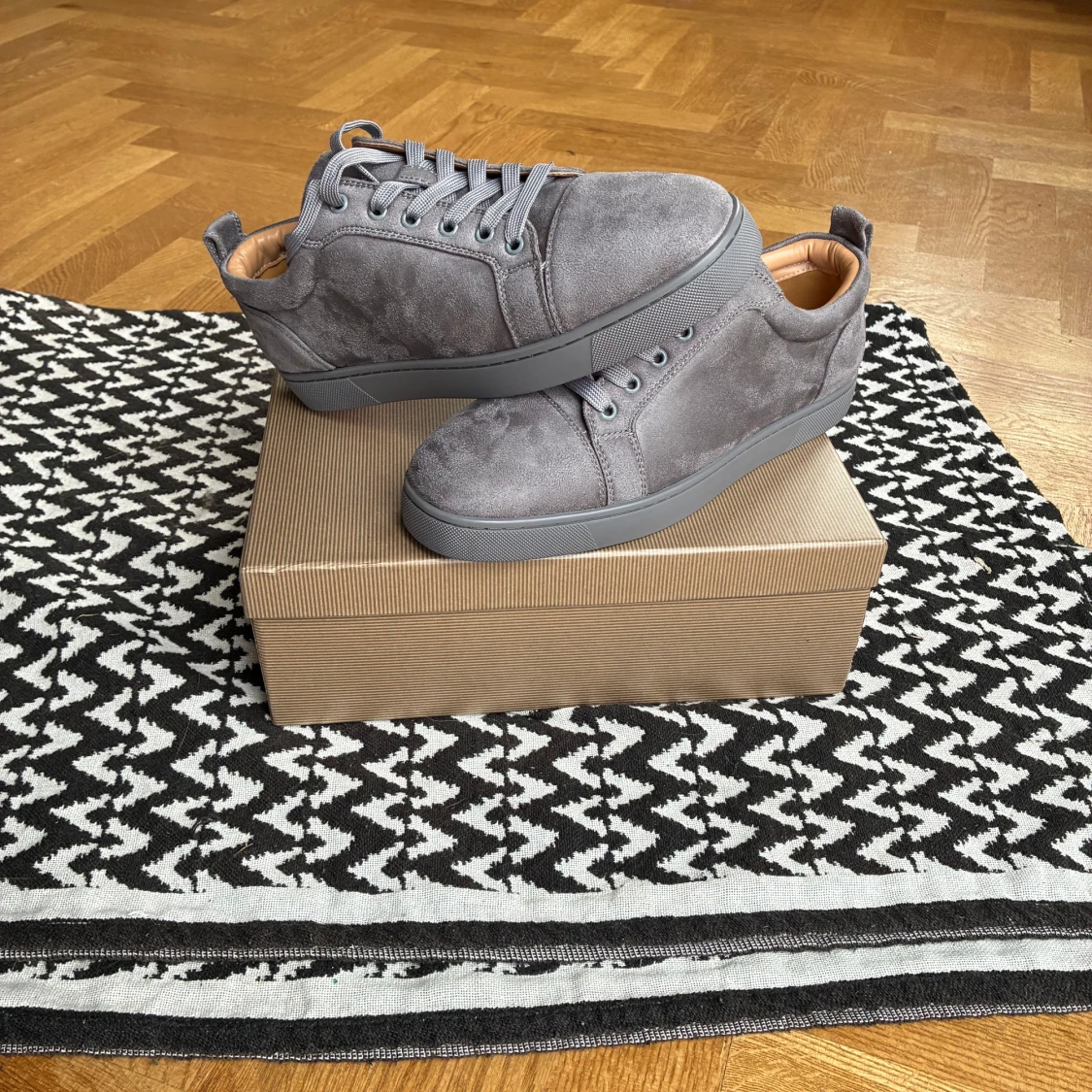 Grå mockasneakers från Louboutin