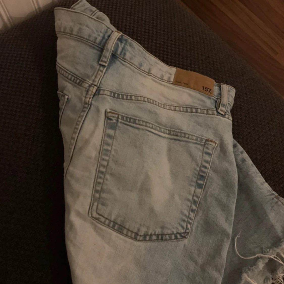 Ljusblå jeanskjol med fransig kant - 1