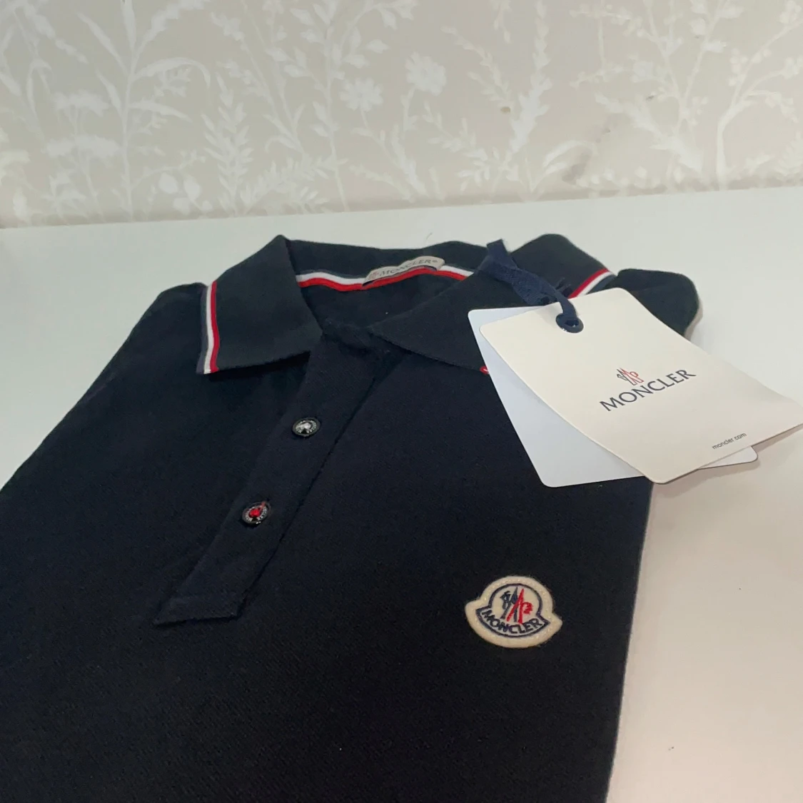 Svart  pikétröja med logga - 2