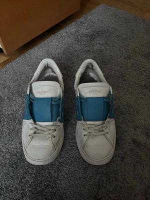 Valentino opens - Säljer dessa riktigt feta valentino opens blåa i storlek 42 men passar även för dom som har 43 dom är i fint skick 