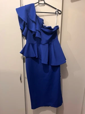 Ny klänning strl L - Helt ny blå midi klänning strl L. Dragkedja bak. Material: polyester och elastan. 