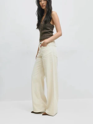 Naturvita manchesterbyxor - Helt nya, aldrig använda, köpta för 500. Snygga vida manchesterbyxor i ljus beige färg. Byxorna har hög midja, klassisk femficksdesign och breda ben för en avslappnad och trendig look. Perfekta att styla med en stickad topp eller t-shirt. Off-white