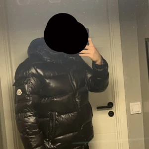 Svart Maya Vinterjacka - Säljer en svart Maya jacka i perfekt skick, säljer då den inte passade mig. Hör gärna av dig med frågor.