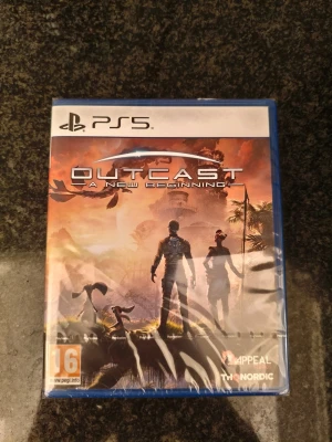 Outcast A New Beginning PS5 spel - Outcast A New Beginning till PlayStation 5 är ett actionäventyrsspel med futuristiskt tema. Omslaget har en färgstark illustration med två karaktärer och utomjordiska landskap. Spelet är helt nytt och inplastat.