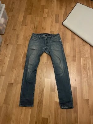 Blåa Jacob cohen jeans  - Säljer ett par riktigt feta cohens, det inringade är där tyget är väldigt tunt och hål i brallorna går super enkelt och laga bara att sy på en patch så e dom som nya bara att skriva om d finns fler frågor 