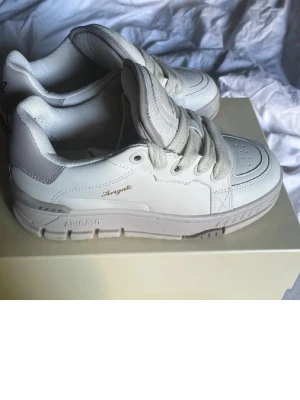 Vita sneakers från Axel Arigato - Vita sneakers från Axel Arigato med chunky sula. Använda en gång=nyskick! Dustbag samt andra skosnören fås med, fler bilder fås privat om så önskas🫶🏼